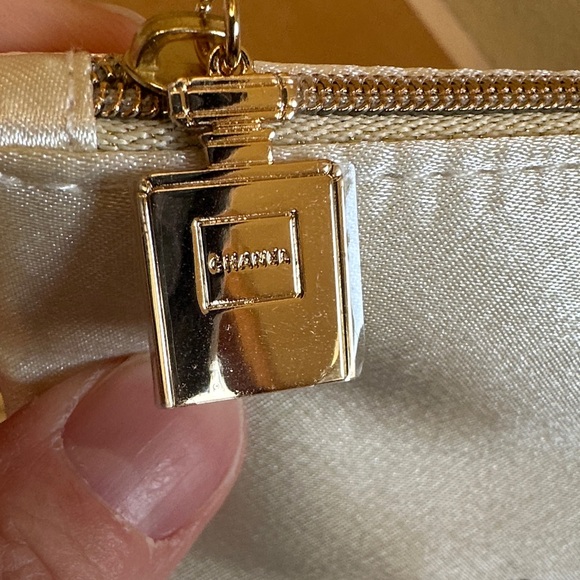 Chanel Beaute Coco Mademoiselle cosmetics pouch - Picture 3 of 6